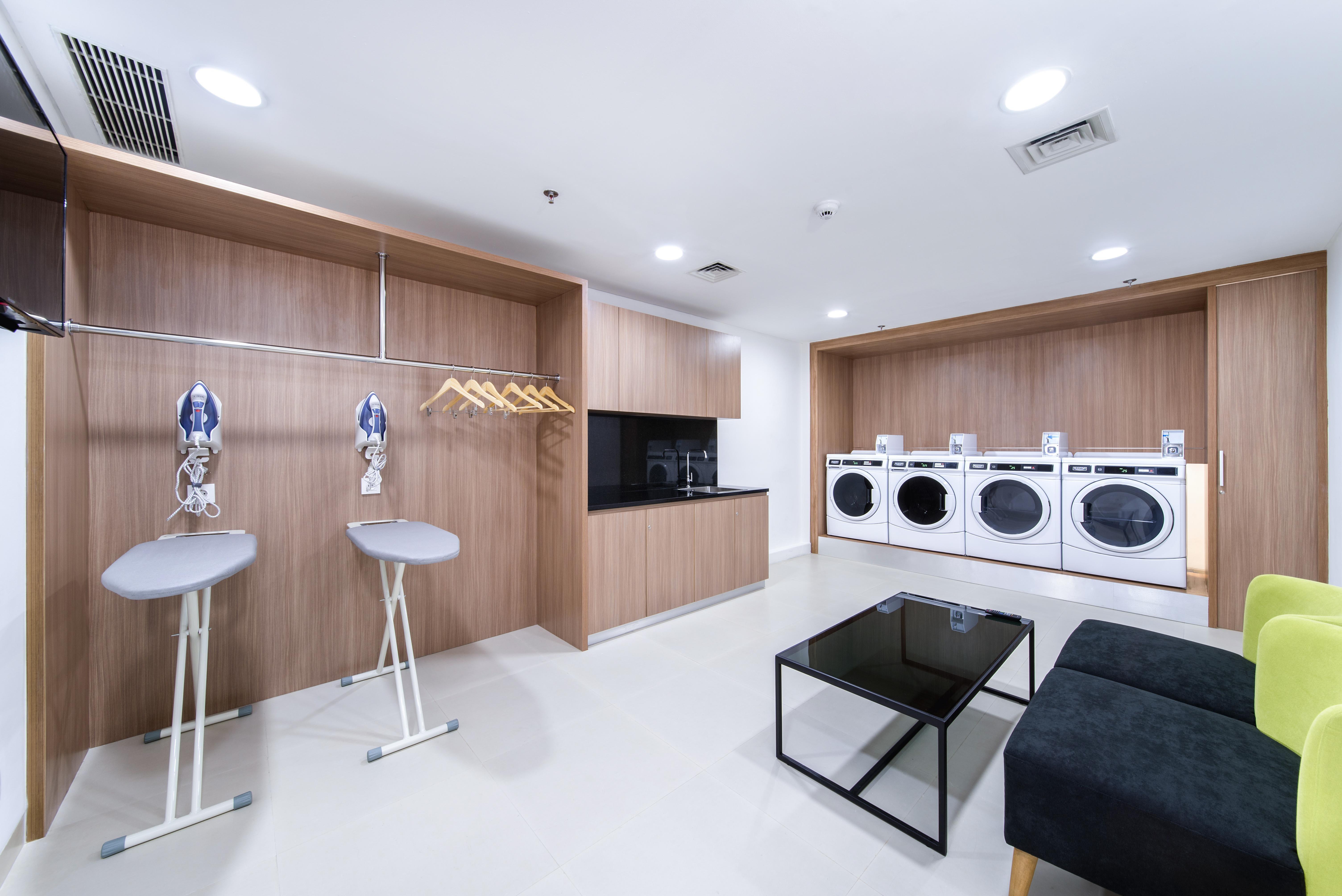 Holiday Inn Express Jakarta Matraman By Ihg Екстер'єр фото